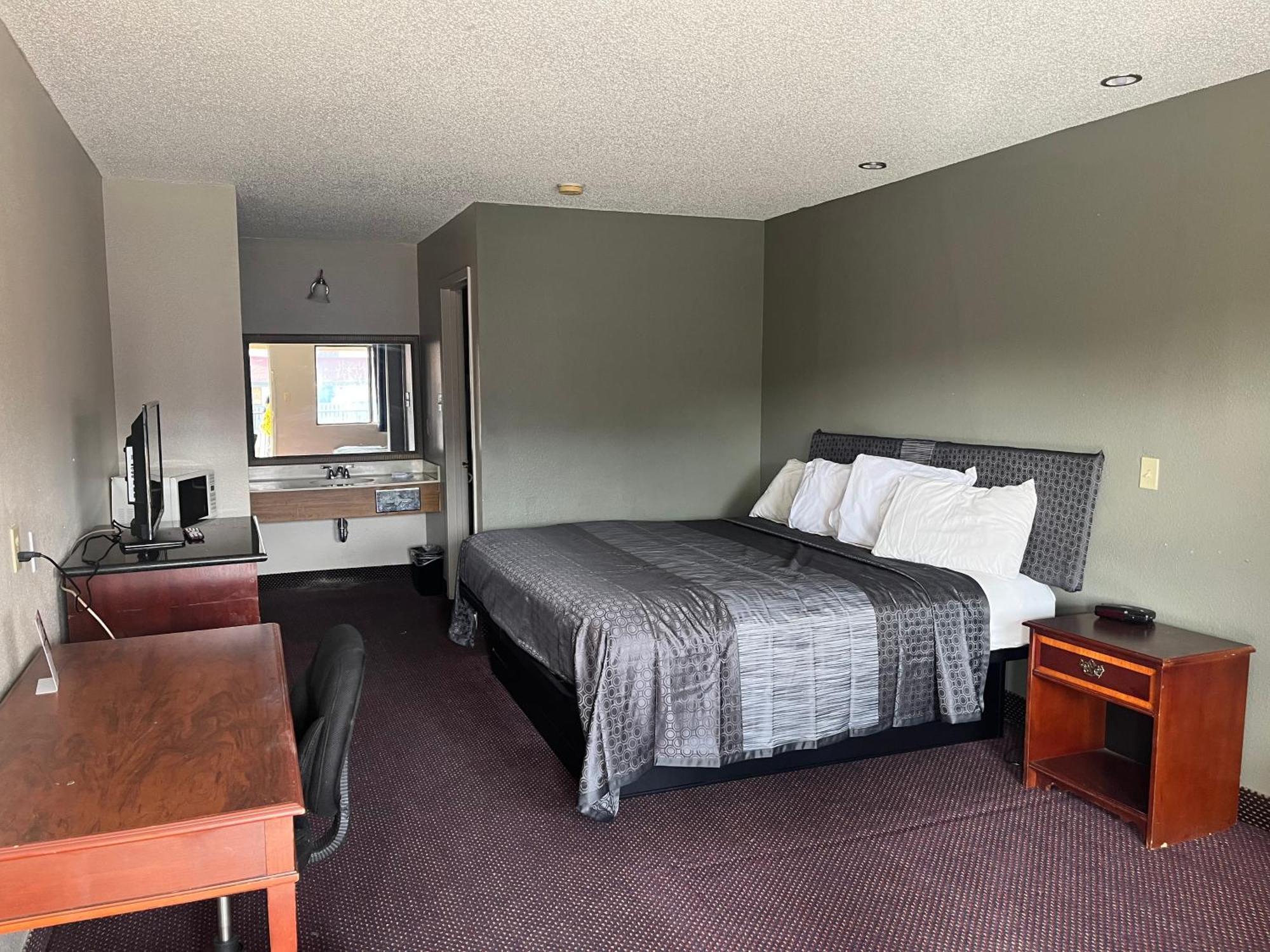Hallmark Inn&suites Motel