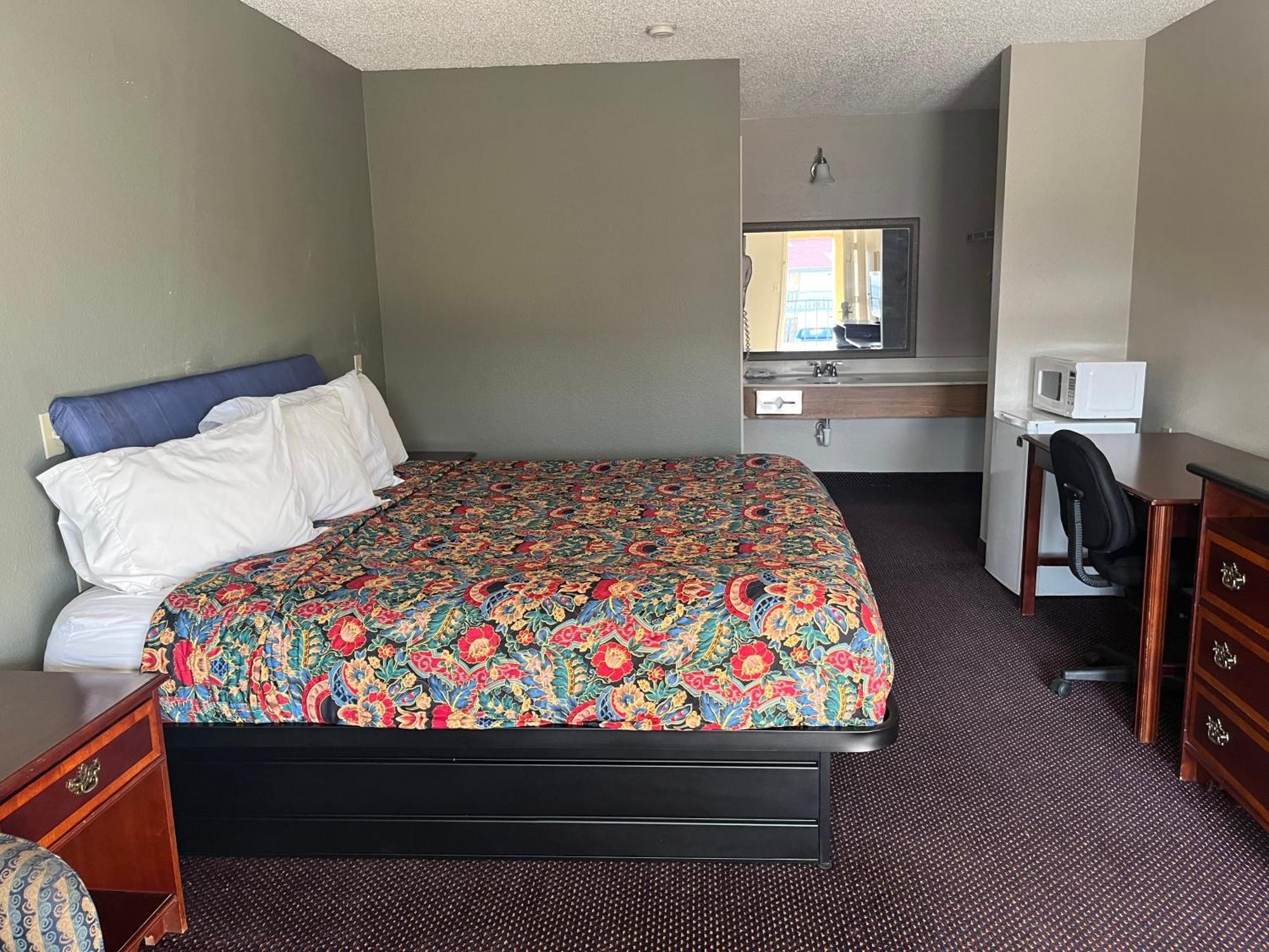 Hallmark Inn&suites *