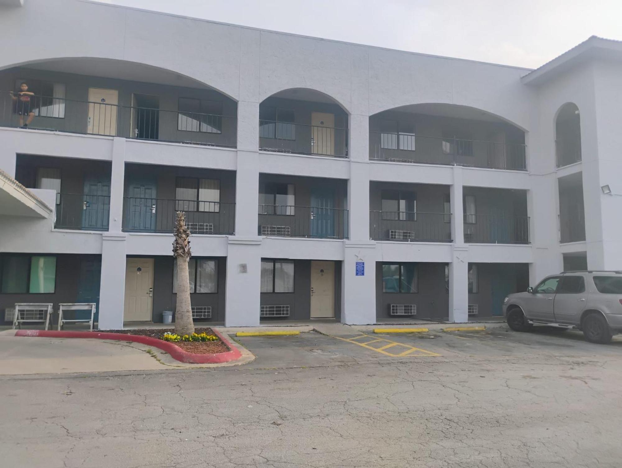Hallmark Inn&suites Motel *