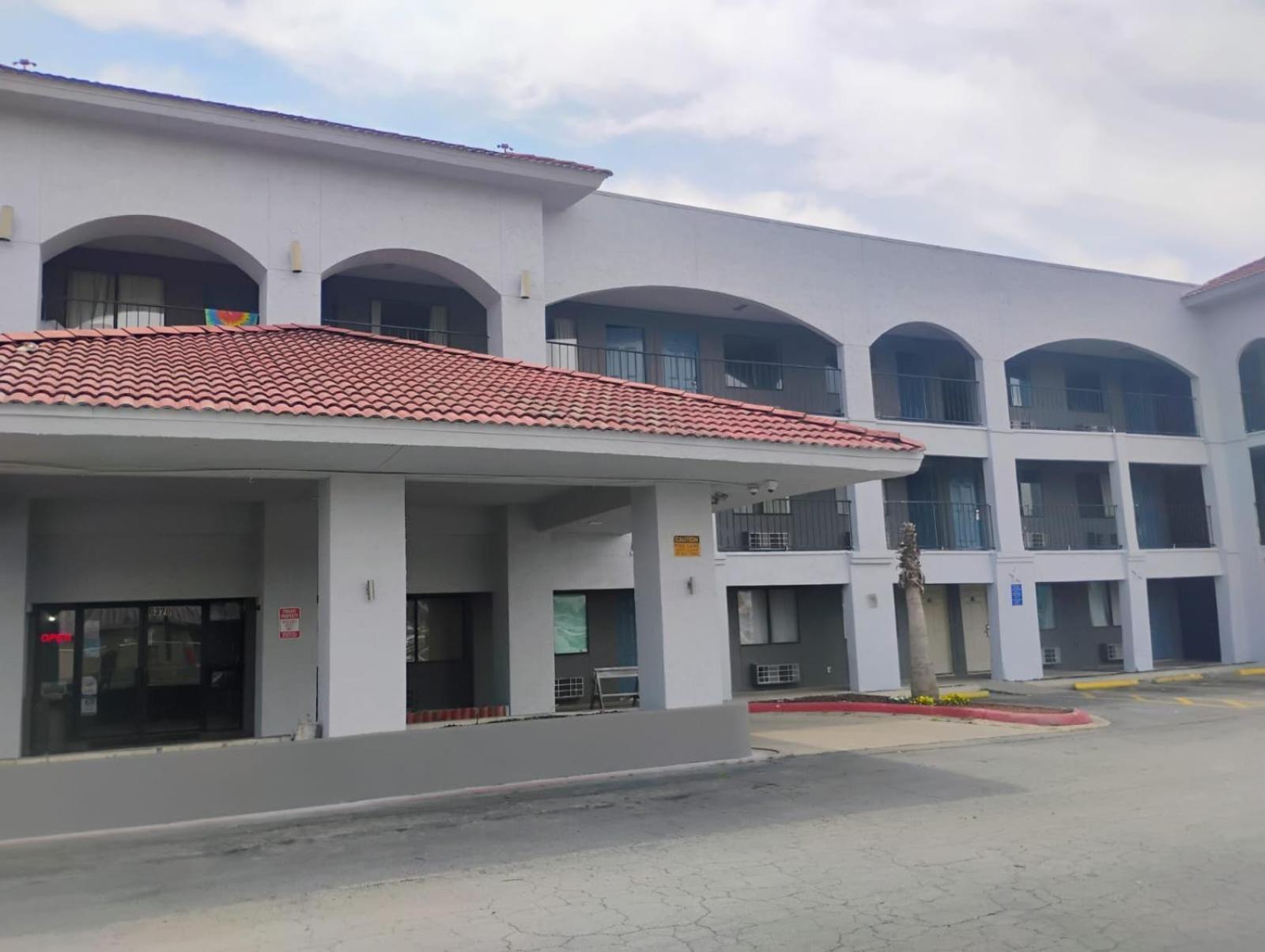 Motel Hallmark Inn&suites *